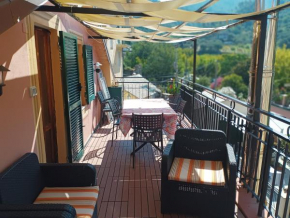 DELIZIOSO ATTICO CON AMPIO TERRAZZO e GARAGE A DUE PASSI DAL MARE e DALLE CINQUETERRE LT-0485